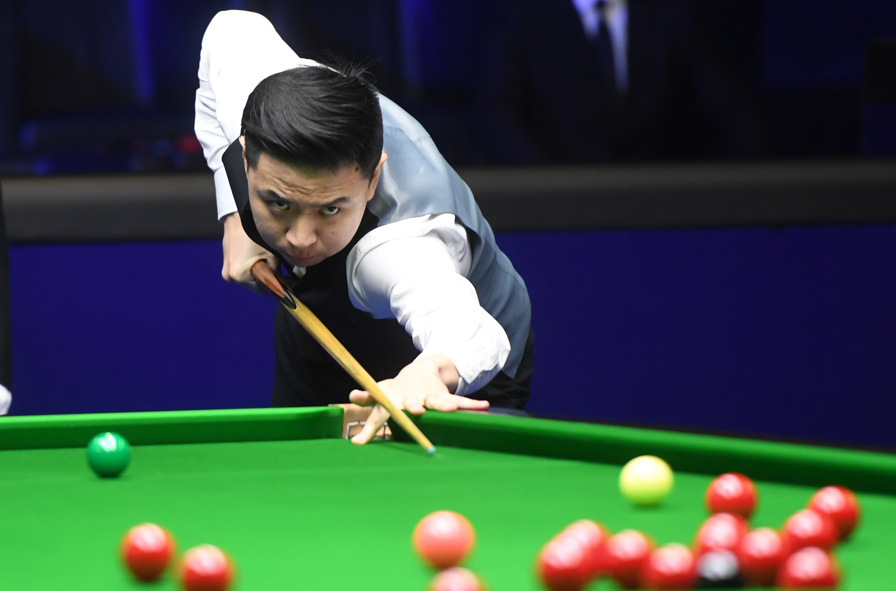 通过观看他 通过观看他